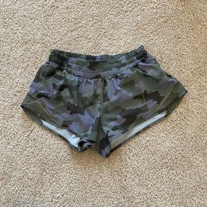 Size 6 2.5 in Lululemon shorts Heritage 365 Camo Dusky Lavender Multi/Army Green